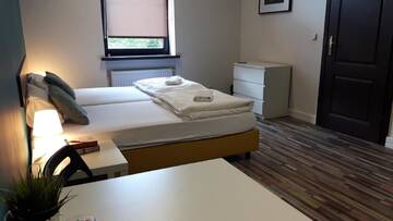 Фото номера Четырехместный номер с собственной ванной комнатой Хостелы Hello Hostel &amp; Apartments г. Бельско-Бяла 4
