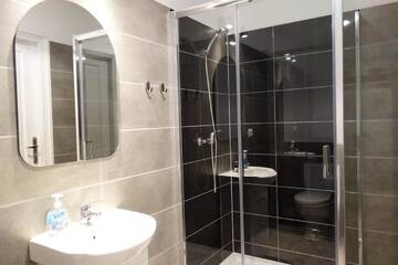 Фото номера Одноместный номер с ванной комнатой Хостелы Hello Hostel &amp; Apartments г. Бельско-Бяла 3