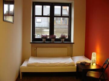 Фото номера Одноместный номер с общей ванной комнатой Хостелы Hello Hostel &amp; Apartments г. Бельско-Бяла 3