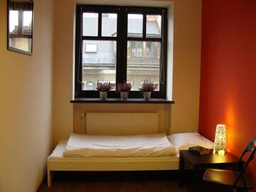 Фото номера Одноместный номер с общей ванной комнатой Хостелы Hello Hostel &amp; Apartments г. Бельско-Бяла 6