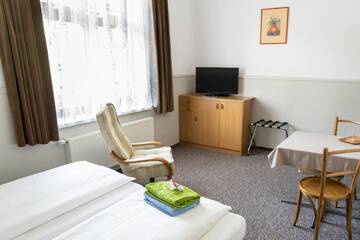 Фото номера Двухместный номер с 1 кроватью или 2 отдельными кроватями Отель Hotel Beskid г. Бельско-Бяла 8