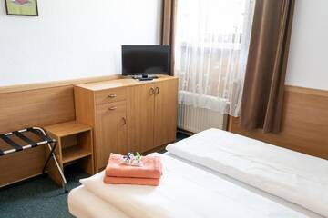 Фото номера Двухместный номер с 1 кроватью или 2 отдельными кроватями Отель Hotel Beskid г. Бельско-Бяла 5