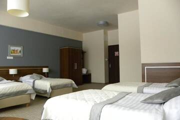Фото номера Четырехместный номер Отель Hotel Dębowiec г. Бельско-Бяла 3
