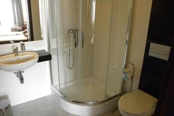 Фото номера Двухместный номер с 1 кроватью или 2 отдельными кроватями Отель Hotel Dębowiec г. Бельско-Бяла 21