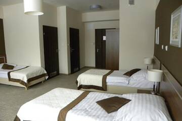 Фото номера Трехместный номер Отель Hotel Dębowiec г. Бельско-Бяла 5
