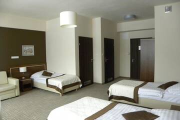 Фото номера Трехместный номер Отель Hotel Dębowiec г. Бельско-Бяла 6