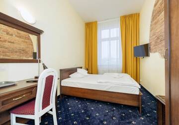 Фото номера Номер с кроватью размера «king-size» Отель Hotel Marczewski г. Бельско-Бяла 7