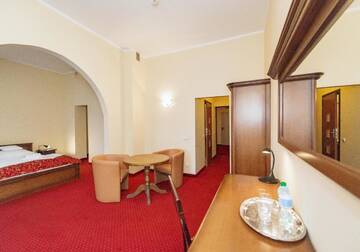 Фото номера Двухместный номер Делюкс с 1 кроватью Отель Hotel Marczewski г. Бельско-Бяла 4