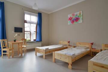 Фото номера Трехместный номер с ванной комнатой Курортные отели Dom Turysty PTTK w Bielsku - Białej г. Бельско-Бяла 3