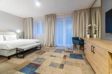 Фото номера Стандартный номер с кроватью размера «king-size» и видом на лес Отель Golden Tulip Magnus Bielsko Biała - Bystra г. Бельско-Бяла 3