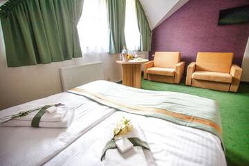 Фото номера Двухместный номер Делюкс с 1 кроватью Отель Wróblówka Hotel Restauracja г. Бельско-Бяла 5